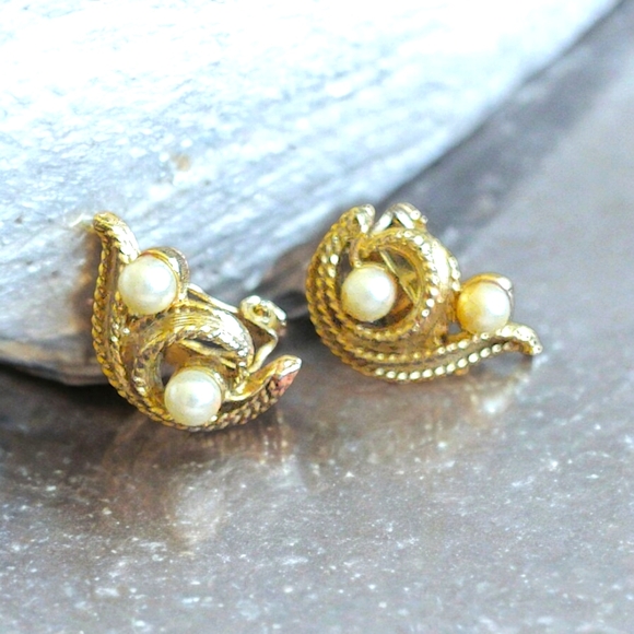 Lisner Jewelry - Lisner Gold Tone Swirl Pearl Clip-Ons